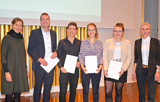 Stipendiaten des Deutschlandstipendiums bei der feierlichen Verleihung und Universitätspräsidentin Prof. Dr. Susanne Menzel-Riedl