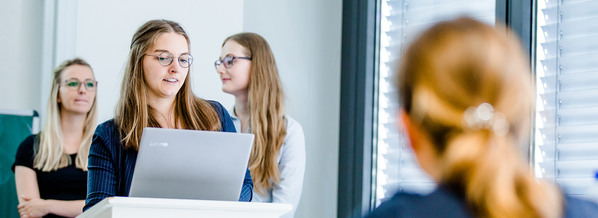 Studentinnen bei einer Präsentation im Seminarraum