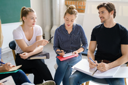 Mehrere Studierende im Gespräch. Foto: contrastwerkstatt - stock.adobe.com