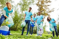 Ehrenamtliche Helfer reinigen einen Park und sammeln Abfall für den Naturschutz