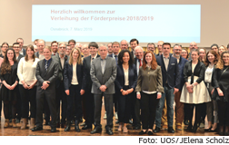 Gruppenfoto der Preisträger und Stifter der Förderpreise auf der Bühne im Osnabrücker Schloss