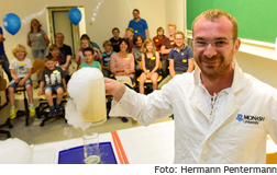 Schäumende Flüssigkeit im Schauexperiment der Osnabrücker Campusnacht.